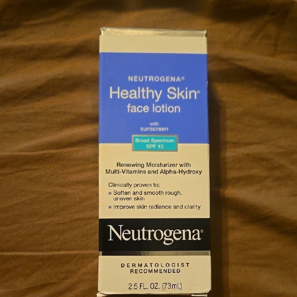 Neutrogena Healthy Skin Face Lotion with Sunscreen - White and Blue